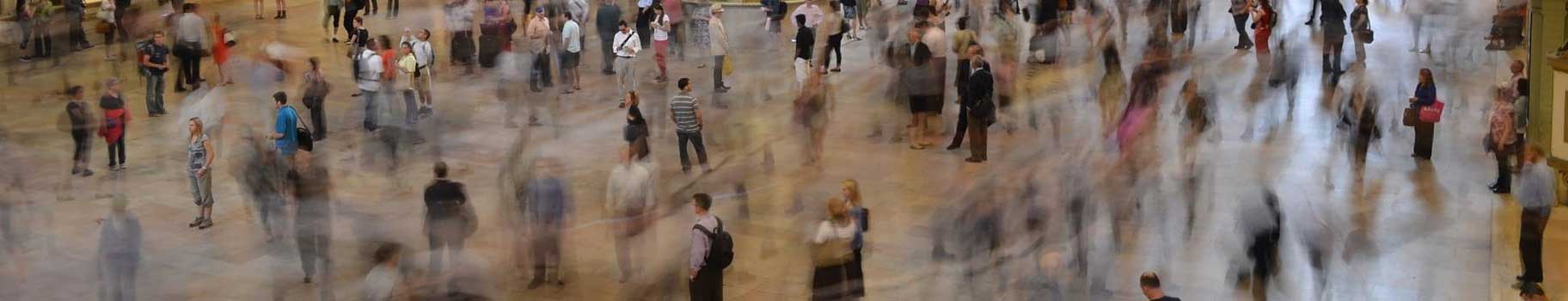 Moltitudine indefinita di persone che rappresenta l'ambito di lavoro dell'Assistente Sociale